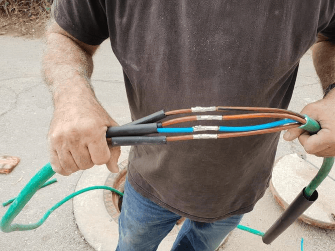 סידור של כבל חשמלי במעבר לדירה